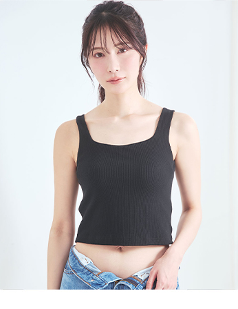 ワイヤー入りブラをキャミソールに内蔵した「盛れるブラトップ」ワイヤー入りブラをキャミソールに内蔵し、しっかり谷間を作れるため、楽なブラトップがほしいけど、バストはしっかり支えたい・デイリーシーンに便利な1枚を探している人におすすめ！薄手トップスの下でもラインが響きにくいので、メインのコーデを邪魔しません。