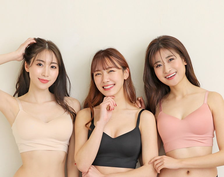 着るだけで、丸胸やみつきシルエット。ノンワイヤーブラジャーで美ボディキープ！なちゅ盛 ノンワイヤーブラが誕生！アクティブに動きたい日やリラックスしたい休日にぴったりのワイヤレスブラジャーです。こちらのなちゅ盛 ノンワイヤーブラジャーは薄くて軽い＆伸びる素材を使用しているのでフィット感バツグン！理想的な丸みのある型崩れしにくいモールドカップを内蔵しているので小胸さんでも無理なくナチュラルな盛り感のシルエットに。程よい着圧でバストをホールドしてくれるから、仕事や学校生活などアクティブな場面にもピッタリなノンワイヤーブラジャーです。なちゅ盛 ノンワイヤー 単品ブラジャー