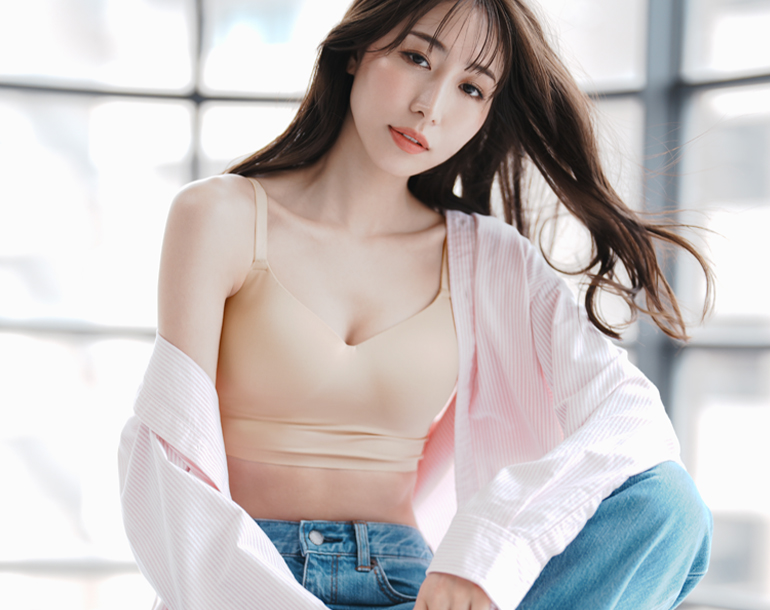着るだけで、丸胸やみつきシルエット。ノンワイヤーブラジャーで美ボディキープ！なちゅ盛 ノンワイヤーブラが誕生！アクティブに動きたい日やリラックスしたい休日にぴったりのワイヤレスブラジャーです。こちらのなちゅ盛 ノンワイヤーブラジャーは薄くて軽い＆伸びる素材を使用しているのでフィット感バツグン！理想的な丸みのある型崩れしにくいモールドカップを内蔵しているので小胸さんでも無理なくナチュラルな盛り感のシルエットに。程よい着圧でバストをホールドしてくれるから、仕事や学校生活などアクティブな場面にもピッタリなノンワイヤーブラジャーです。なちゅ盛 ノンワイヤー 単品ブラジャー