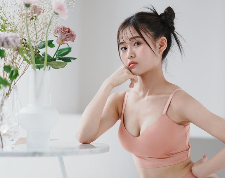 着るだけで、丸胸やみつきシルエット。ノンワイヤーブラジャーで美ボディキープ！なちゅ盛 ノンワイヤーブラが誕生！アクティブに動きたい日やリラックスしたい休日にぴったりのワイヤレスブラジャーです。こちらのなちゅ盛 ノンワイヤーブラジャーは薄くて軽い＆伸びる素材を使用しているのでフィット感バツグン！理想的な丸みのある型崩れしにくいモールドカップを内蔵しているので小胸さんでも無理なくナチュラルな盛り感のシルエットに。程よい着圧でバストをホールドしてくれるから、仕事や学校生活などアクティブな場面にもピッタリなノンワイヤーブラジャーです。なちゅ盛 ノンワイヤー 単品ブラジャー