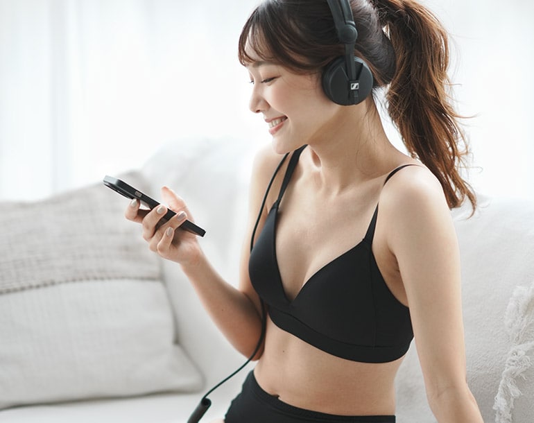 「たまにはバストもチルアウトする？」くつろぎたい日もアクティブに活動したい日も、身体によりそう着けごこちで心もバストもゆったりチルアウトできる「とろけるノンワイヤーブラ」のシンプルなシームレスタイプです。！ワイヤー入りのブラが苦手な方や、旅行・レジャーを楽しみたい日におすすめのノンワイヤーブラジャーです。こちらのとろけるノンワイヤーブラは、痛くなりやすい原因のワイヤーと脇ボーンを取り除いた楽ちん設計！さらに袋縫仕様で肌当たりも◎。こだわりの伸びが良いストレッチ素材は、極上のフィット感で身体を締め付けません。しっとりふわもちのクセになる触りごこちのカップ部分は、低反発のふわもちウレタンを採用することでふんわり優しくバストに寄り添いナチュラルな盛り感をキープ。バストにハリがある方も、少し下垂が気になりだした方でも年齢問わず合いやすいカップです。とろける ノンワイヤー 単品ブラジャー